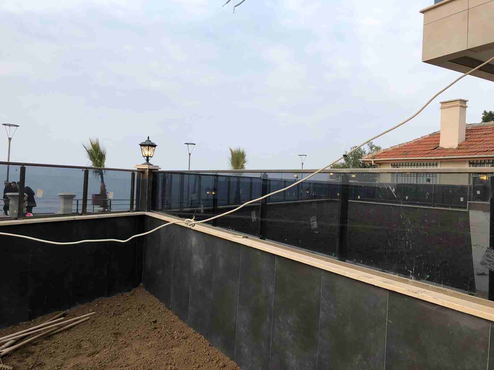 اطلالة مباشرة على بحر مرمرة عندما تكون حديقة منزلك جزء من شاطئ يلوا- فيديو
يقع مشروعنا على ضفاف بحر مرمرة في مركز مدينه يلوفا الساحلية.
يلوفا مدينه جميله يتضاعف عدد سكانها 10 مرات في الصيف عنه في ال...