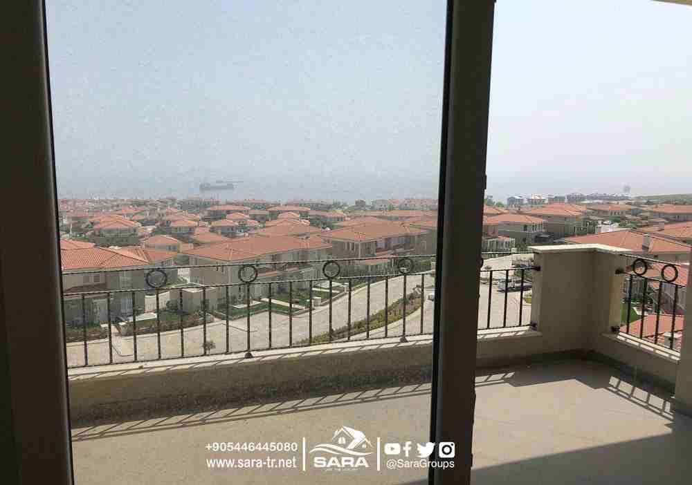 بإطلالة ساحرة مفتوحة على البحر وإطلالة مباشرة على المارينا
شقة 3 غرف وصالة للبيع في مجمع DENIZ ISTANBUL في حي بيليك دوزو
يقع المجمع مباشرة على البحر ويبعد دقائق عن محطة المتروباص
المجمع مدينة...
