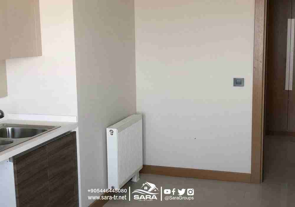 بإطلالة ساحرة مفتوحة على البحر وإطلالة مباشرة على المارينا
شقة 3 غرف وصالة للبيع في مجمع DENIZ ISTANBUL في حي بيليك دوزو
يقع المجمع مباشرة على البحر ويبعد دقائق عن محطة المتروباص
المجمع مدينة...